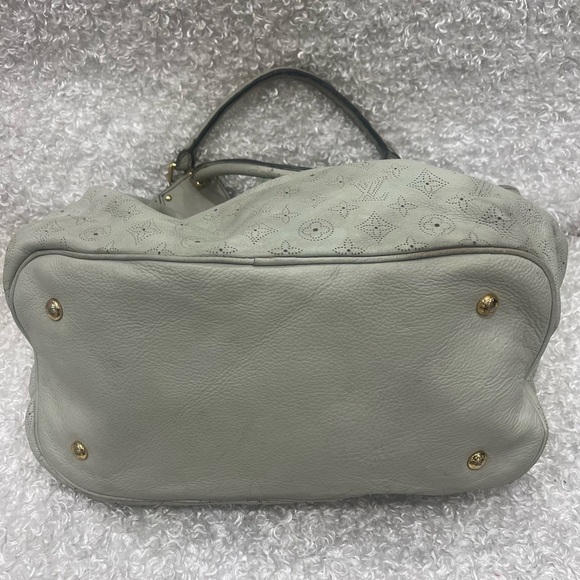 Louis Vuitton Hobo Mahina Leather Bag - Picture 6 of 16